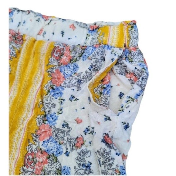 Floral Print Yellow Trim Women's Shorts - Picture 2 of 10